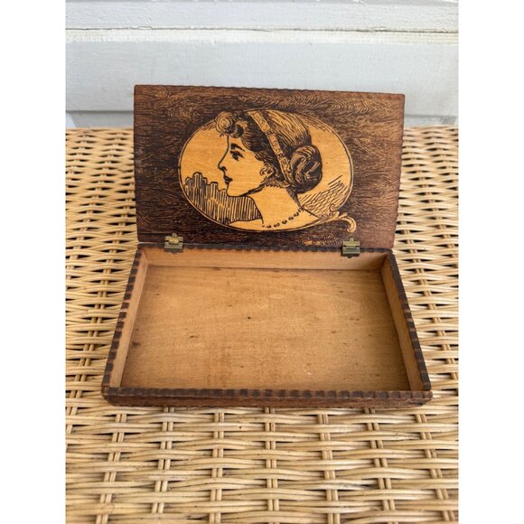 Antique 1910s Flemish Art Pyrography Box Art Nouveau Womans profile - Picture 8 of 9